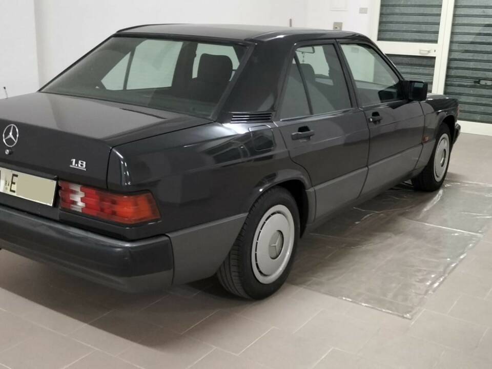 Immagine 2/7 di Mercedes-Benz 190 E 1.8 (1993)