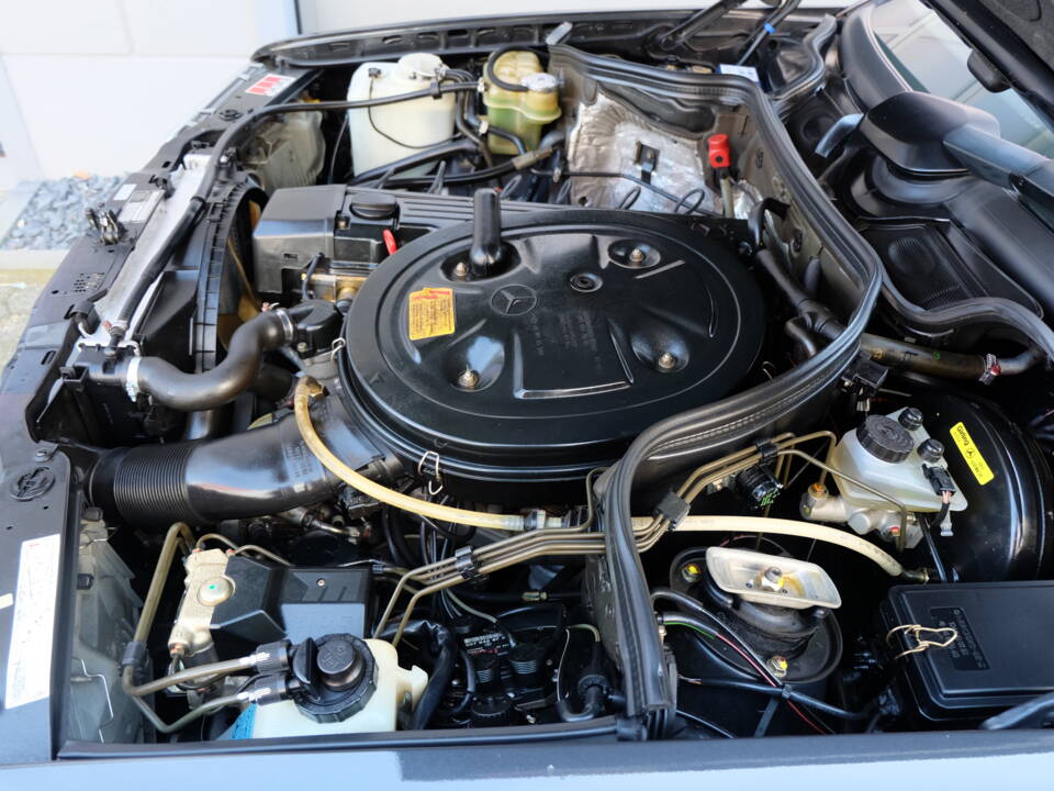 Image 47/63 of Mercedes-Benz 300 CE (1991)
