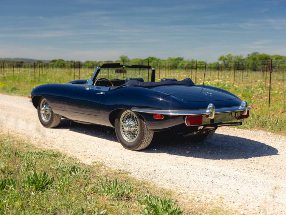 Image 2/50 de Jaguar E-Type (1969)