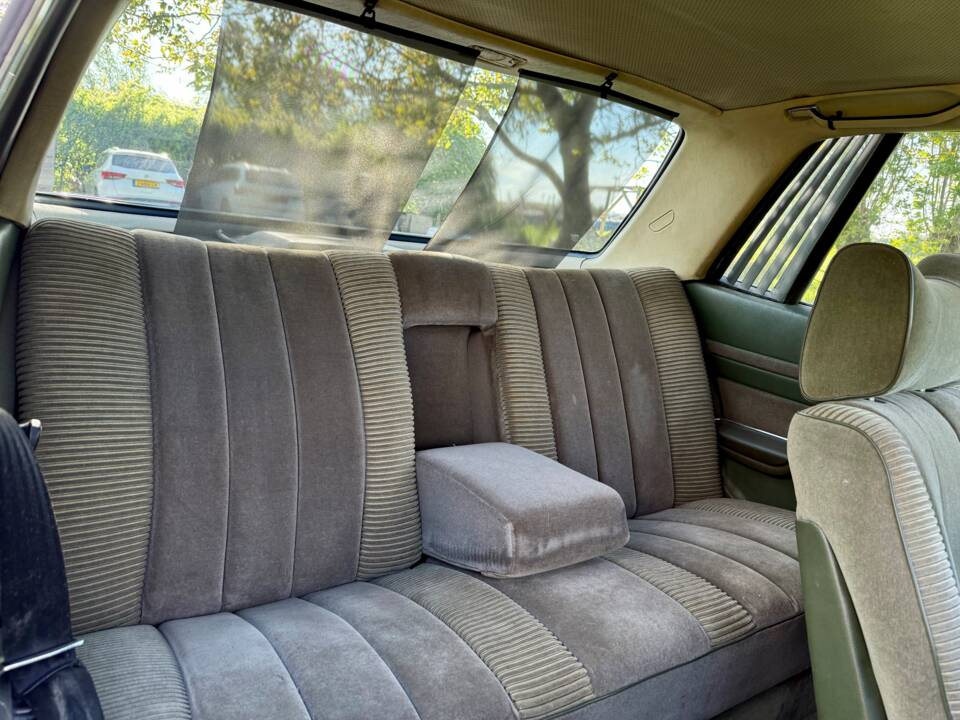 Image 20/22 of Mercedes-Benz 350 SLC (1972)