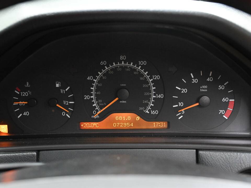 Image 45/50 of Mercedes-Benz E 320 (1998)