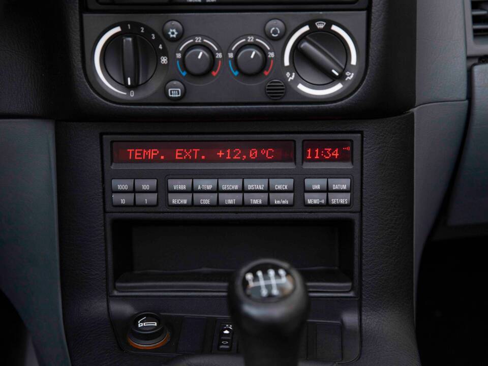 Bild 80/92 von BMW 325i (1994)