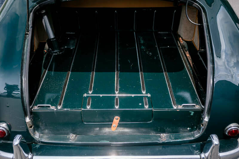 Image 12/50 of Aston Martin DB 2&#x2F;4 Mk I DHC (1954)