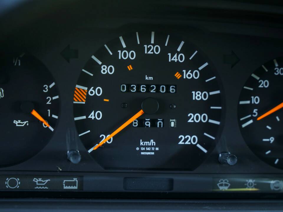 Image 44/50 of Mercedes-Benz 200 E (1992)