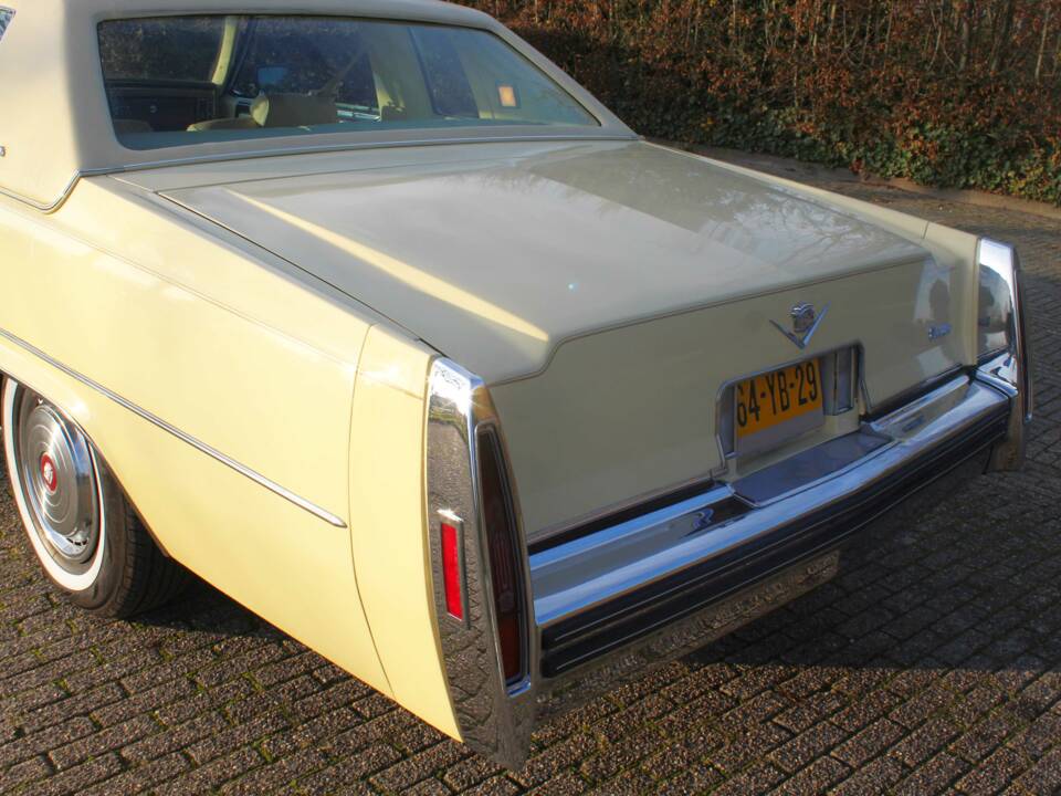 Image 16/56 of Cadillac Coupe DeVille (1977)