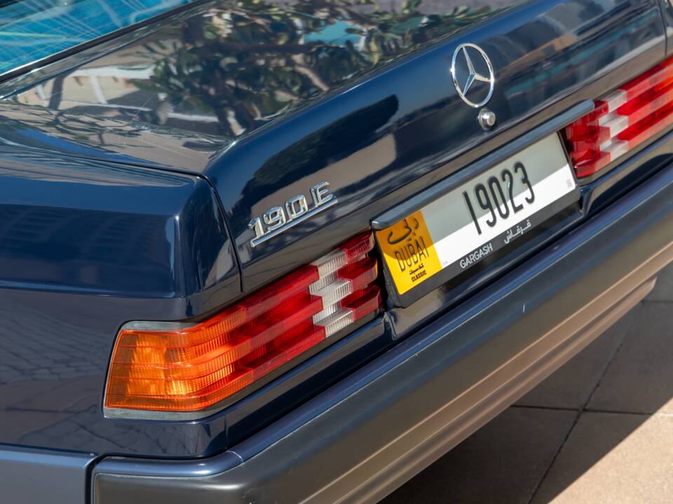 Bild 60/69 von Mercedes-Benz 190 E (1988)