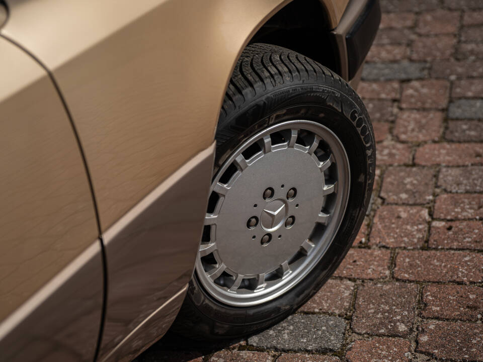 Image 2/40 of Mercedes-Benz 300 CE (1987)