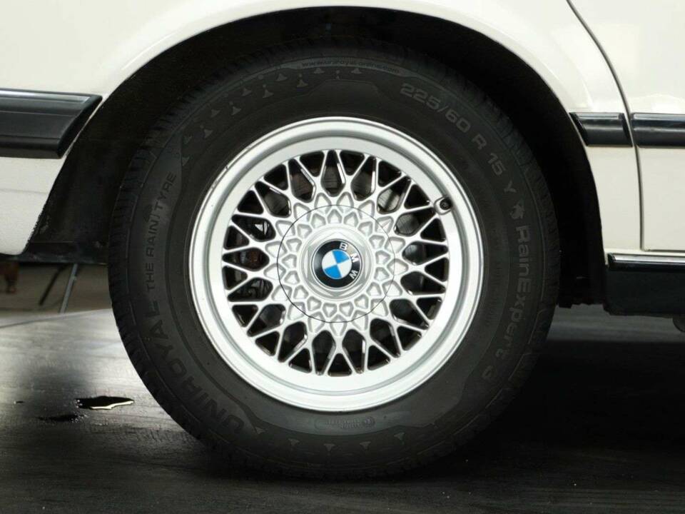 Immagine 29/30 di BMW 735i (1985)