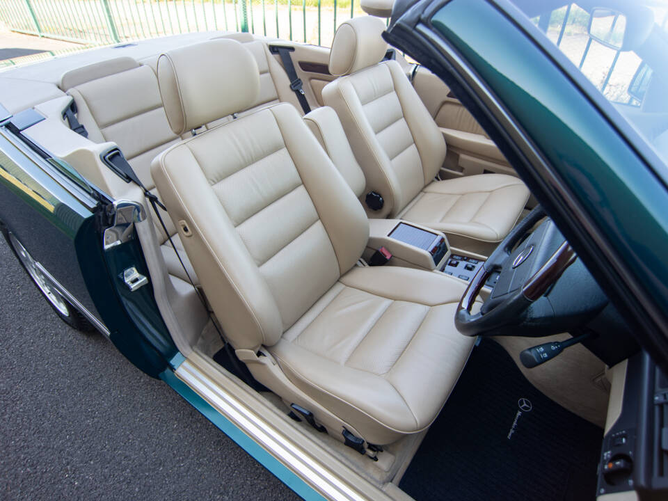 Image 11/26 of Mercedes-Benz E 320 (1996)