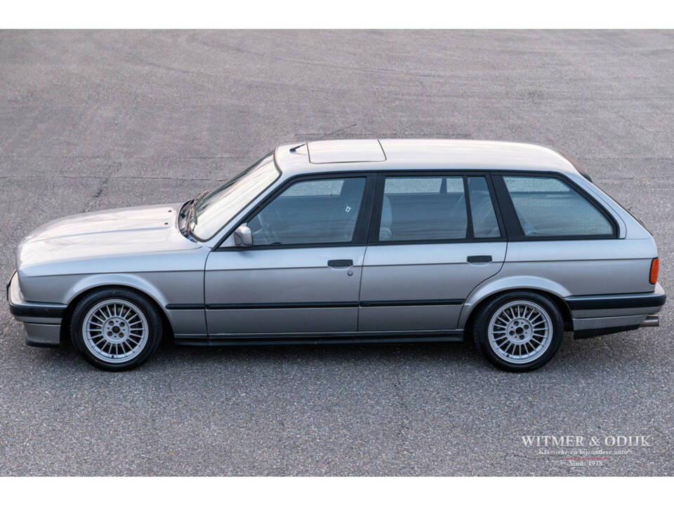 Image 2/50 de BMW 320i Touring (1989)