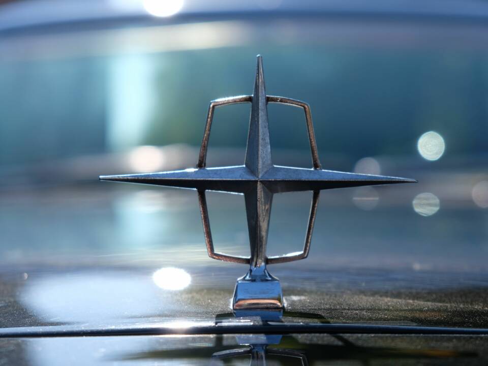 Immagine 25/57 di Lincoln Continental Convertible (1966)