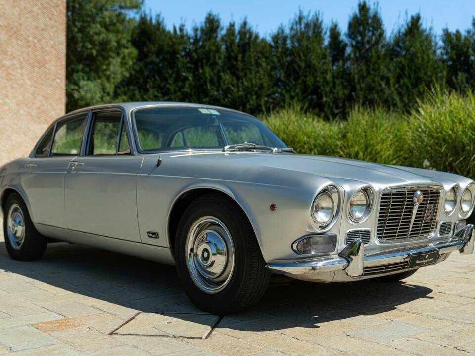 Image 9/50 of Jaguar XJ 6 4.2 (1970)