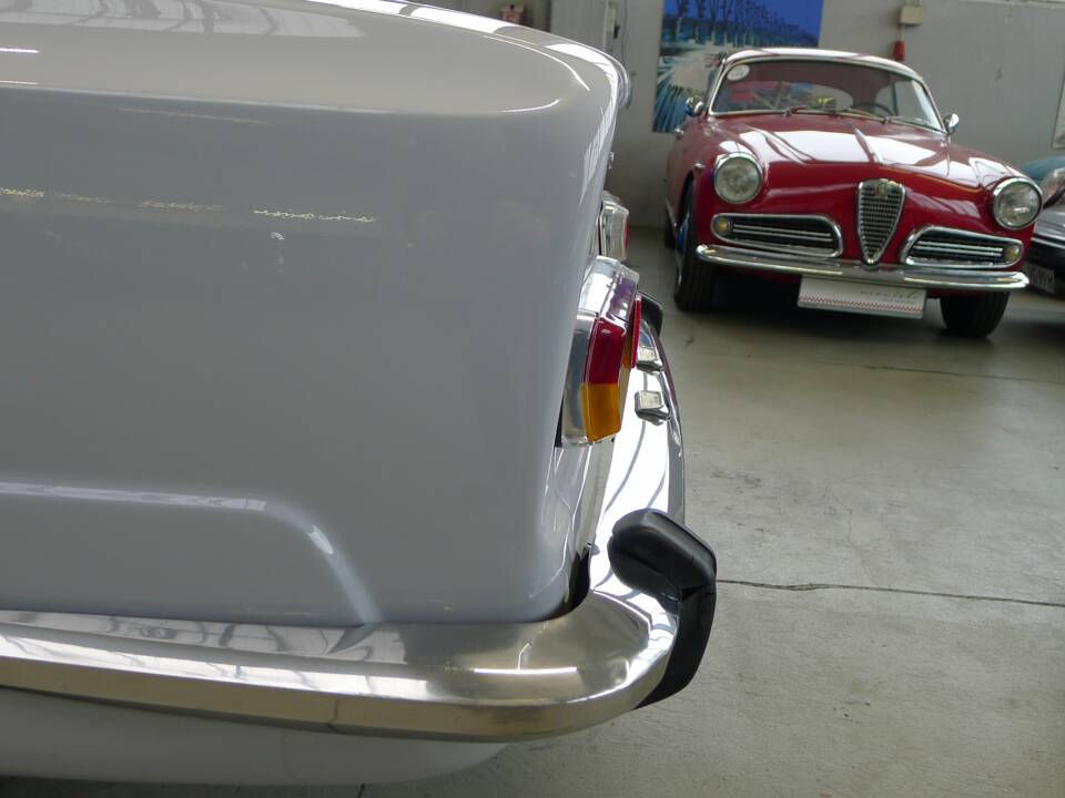 Image 26/34 of Alfa Romeo Giulia Nuova Super 1600 (1974)