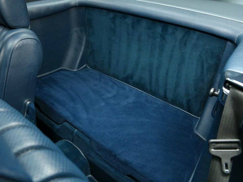 Image 18/30 of Mercedes-Benz 380 SL (1985)