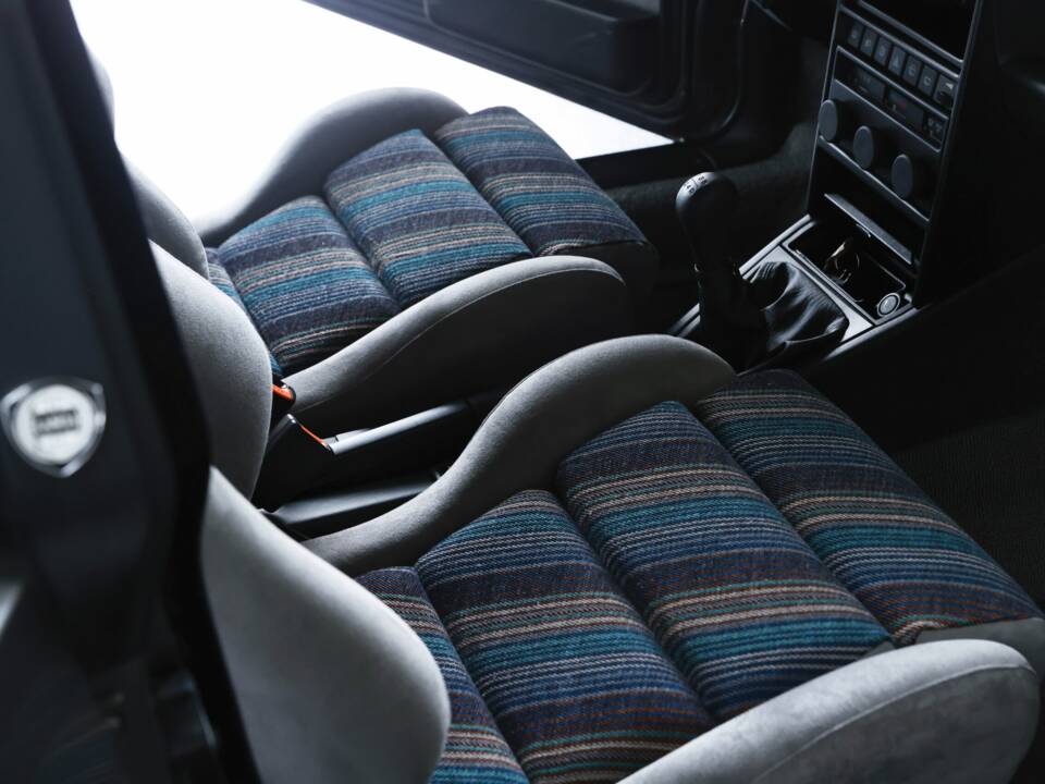 Image 38/50 of Lancia Delta HF Integrale (1988)
