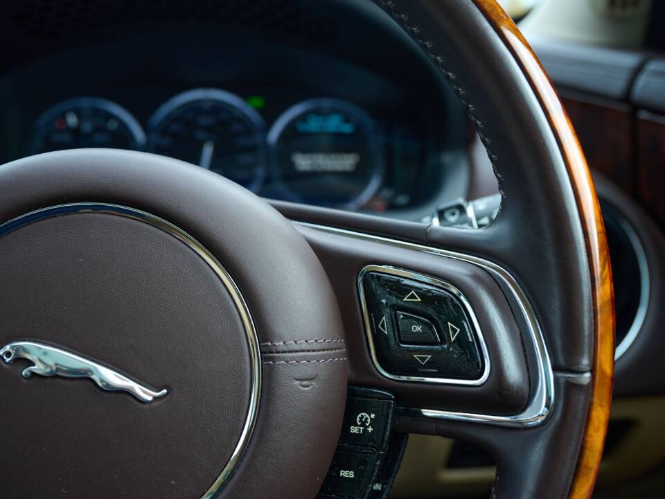 Bild 40/50 von Jaguar XJ 5.0 (2011)