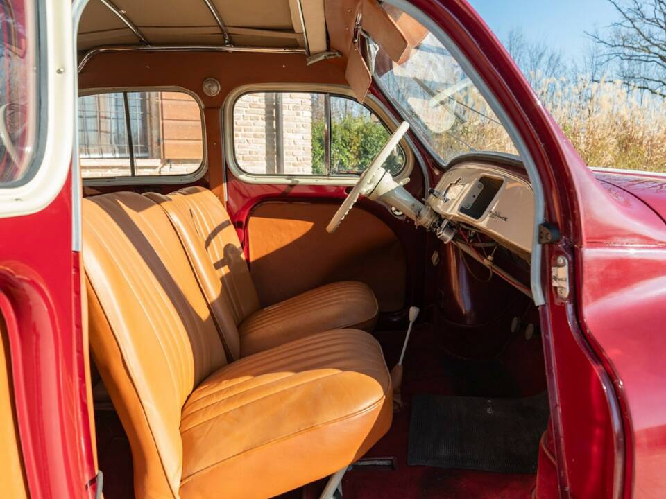 Image 40/50 of Renault 4 CV Décapotable (1957)