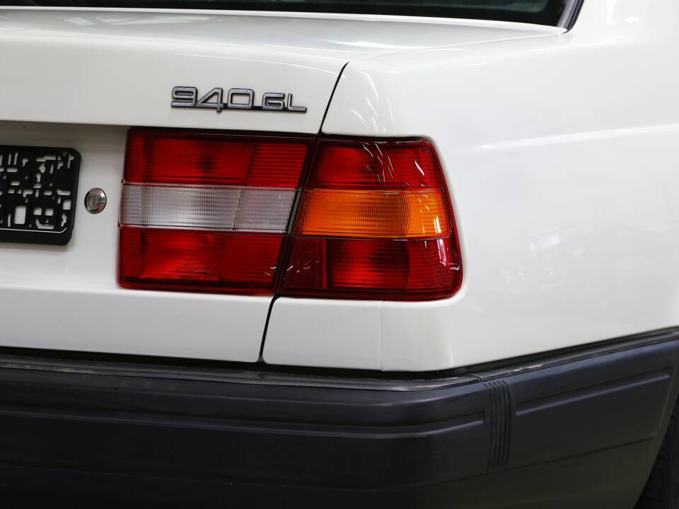 Image 32/34 of Volvo 940 2.3i (1991)