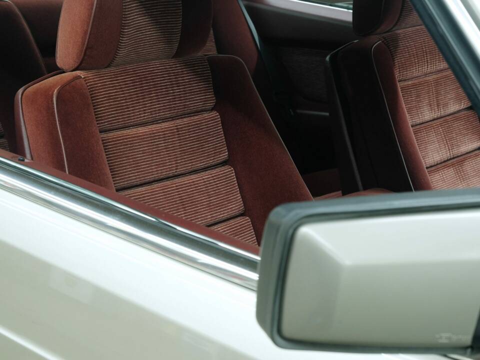 Bild 32/50 von Mercedes-Benz 560 SEC (1986)