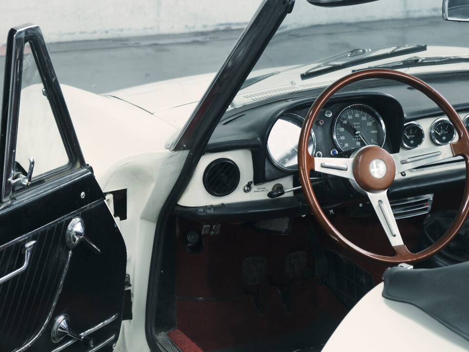 Image 34/50 of Alfa Romeo 1600 Spider Duetto (1966)