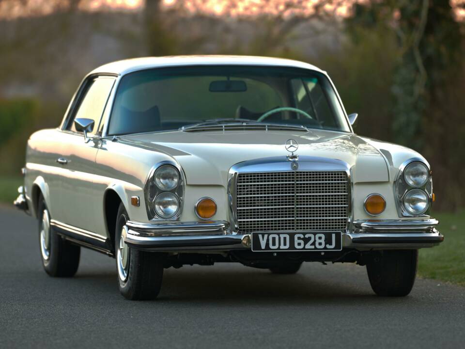 Image 2/50 of Mercedes-Benz 280 SE 3,5 (1971)