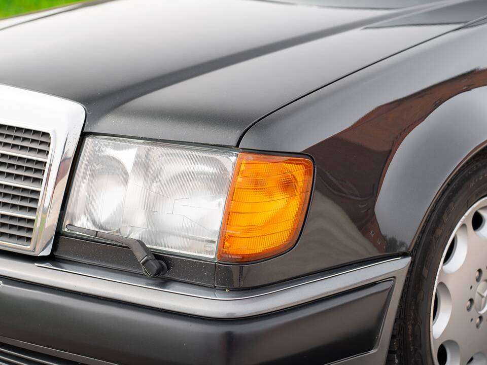 Bild 10/61 von Mercedes-Benz 500 E (1992)