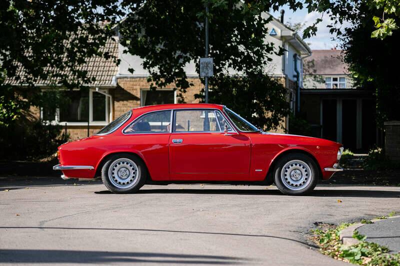 Image 5/45 of Alfa Romeo 2000 GT Veloce (1975)