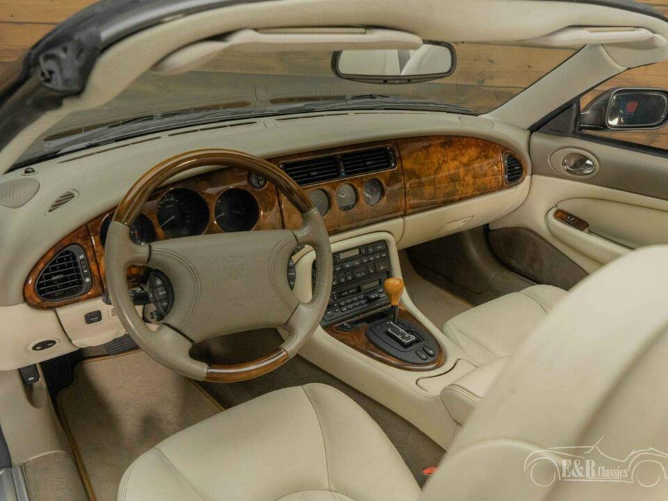 Image 10/19 of Jaguar XK8 4.0 (1997)