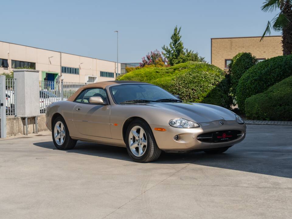 Image 25/91 de Jaguar XK8 4.0 (2000)
