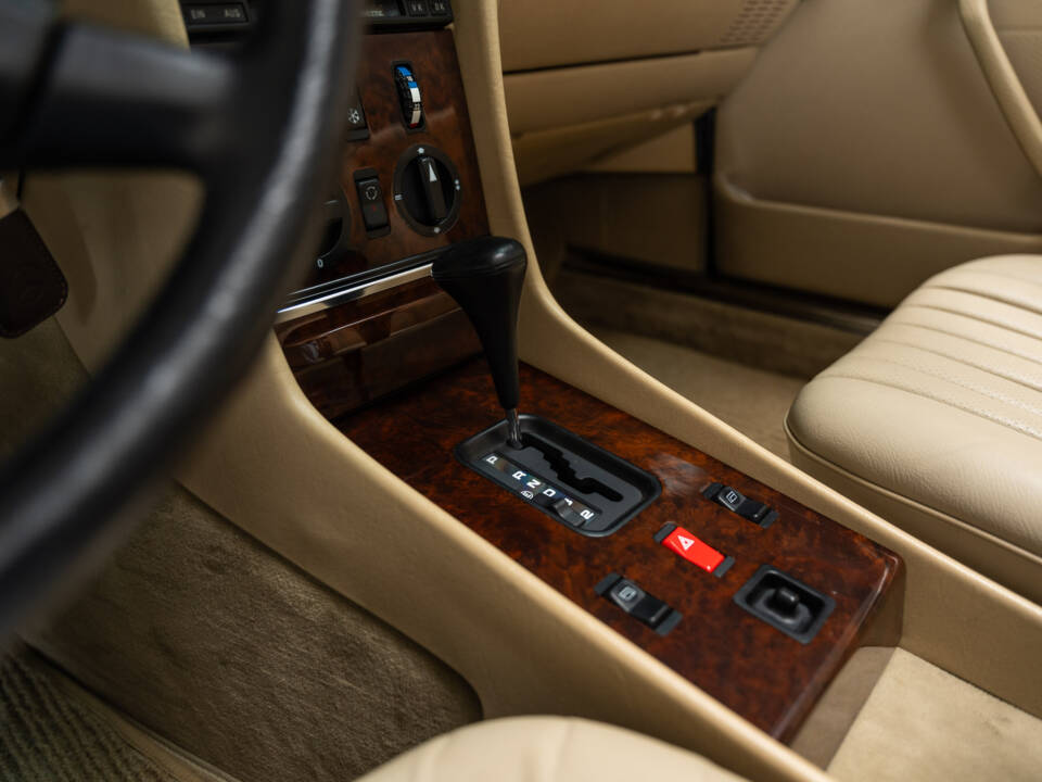 Image 18/40 of Mercedes-Benz 300 SL (1987)