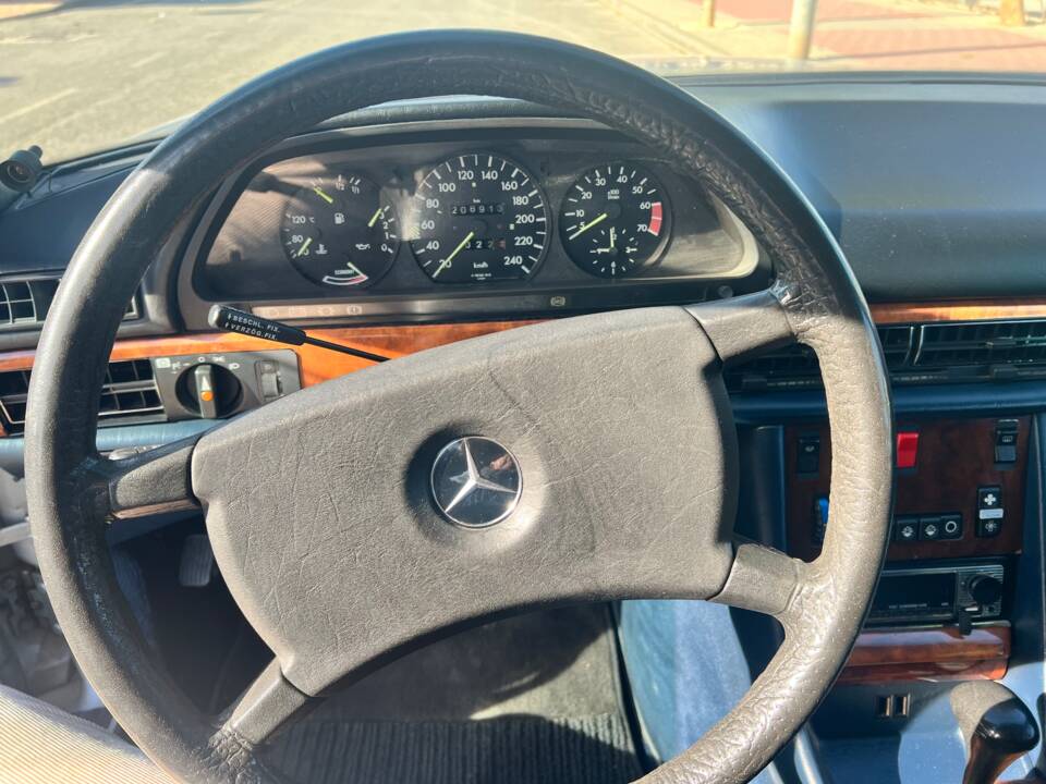 Image 29/77 of Mercedes-Benz 380 SEC (1982)