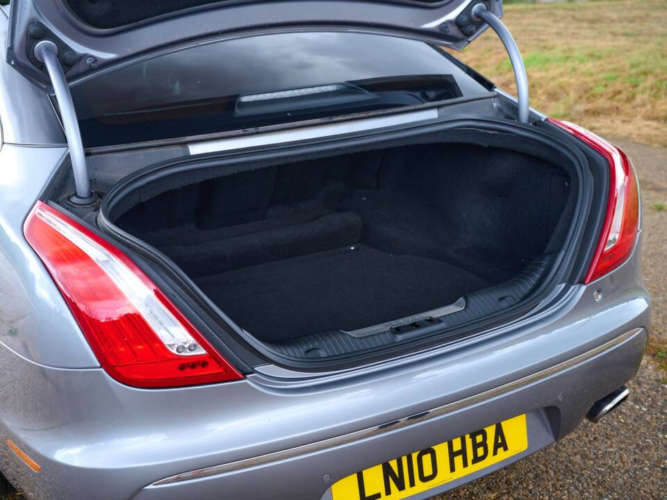 Bild 19/50 von Jaguar XJ 5.0 (2010)