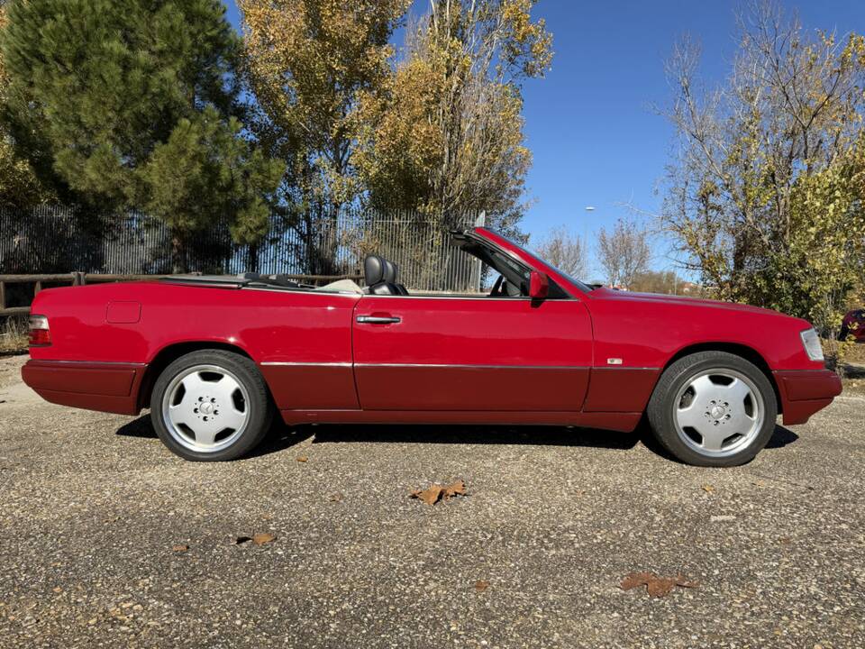 Bild 4/8 von Mercedes-Benz E 220 (1994)
