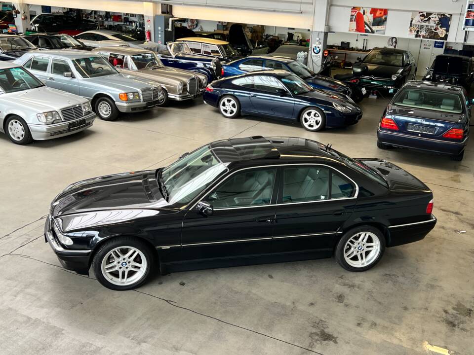 Immagine 2/48 di BMW 740i (2001)
