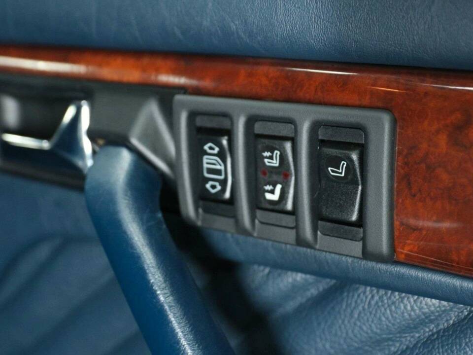 Immagine 19/30 di Mercedes-Benz 560 SEL (1990)