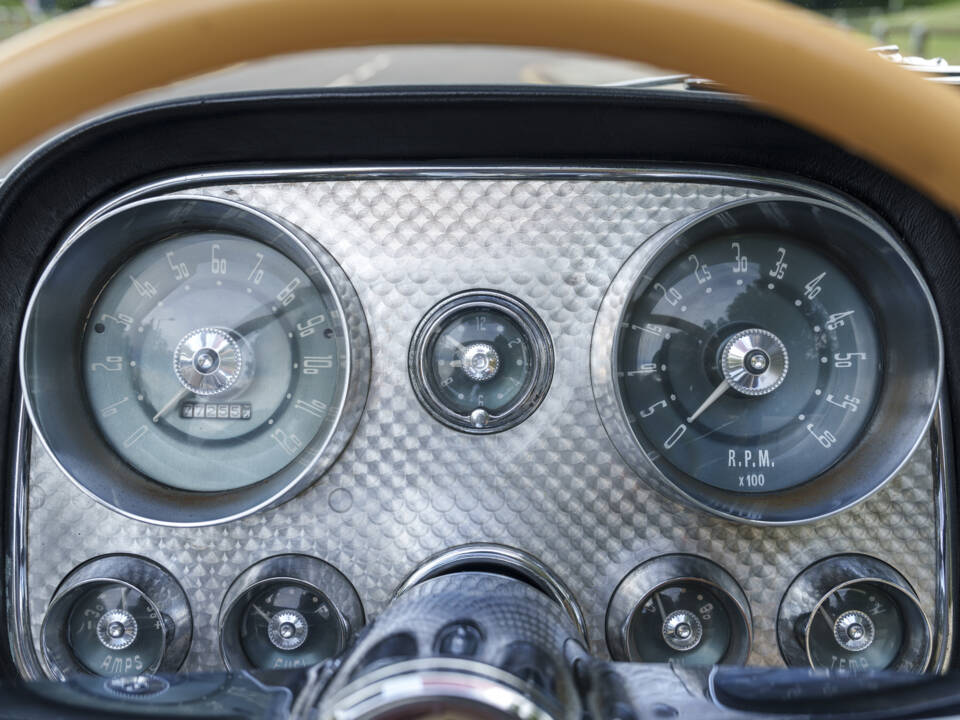 Image 18/28 of Dual-Ghia Convertible (1957)