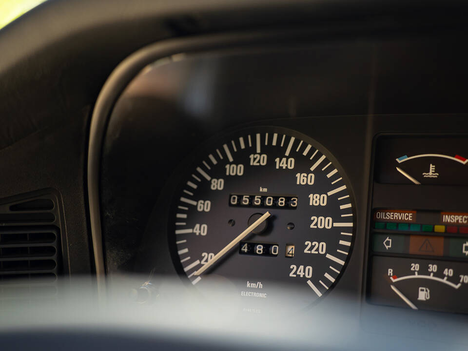Image 44/63 of BMW 528i (1984)