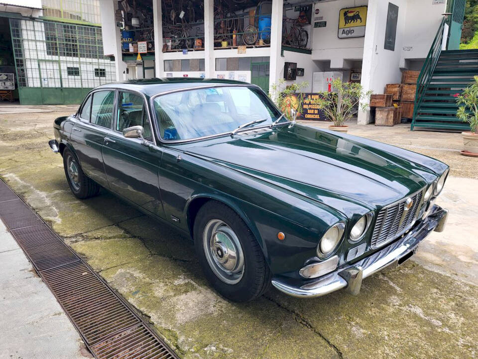 Image 7/38 of Jaguar XJ 6 4.2 (1970)