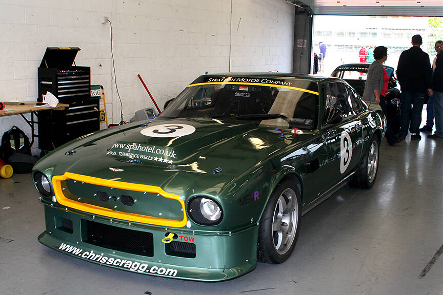 Image 2/5 of Aston Martin DBS V8 (1972)