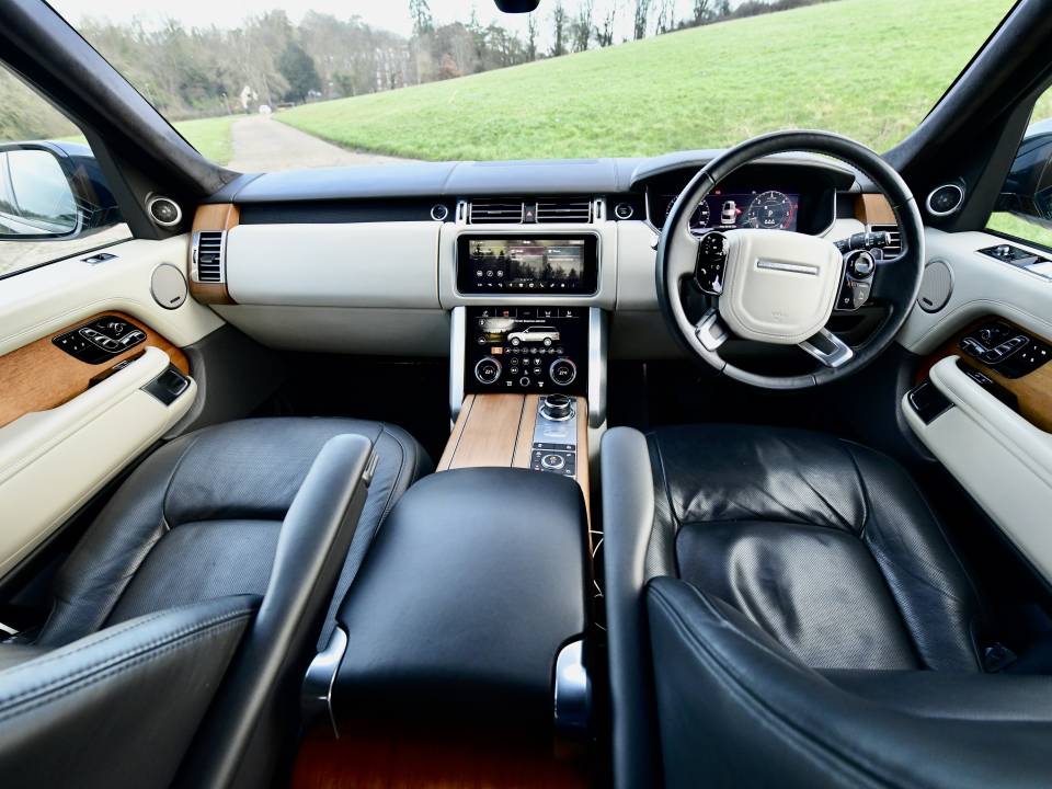 Immagine 30/40 di Land Rover Range Rover V8 SV Autobiography (2020)