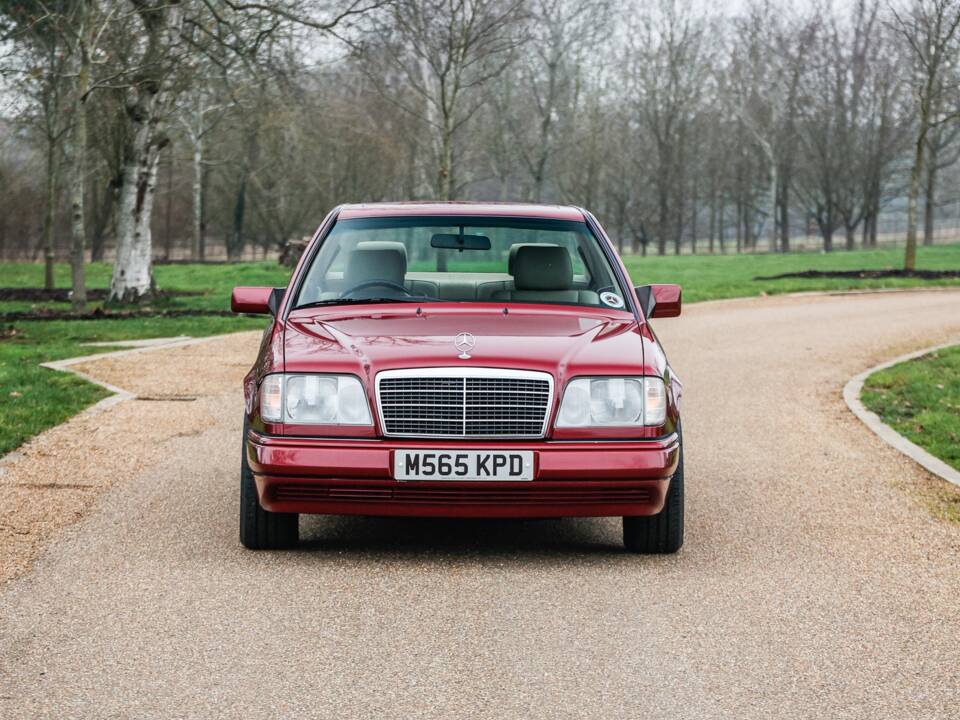 Immagine 14/47 di Mercedes-Benz E 220 (1995)
