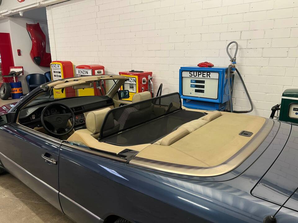 Bild 18/19 von Mercedes-Benz 320 CE (1992)