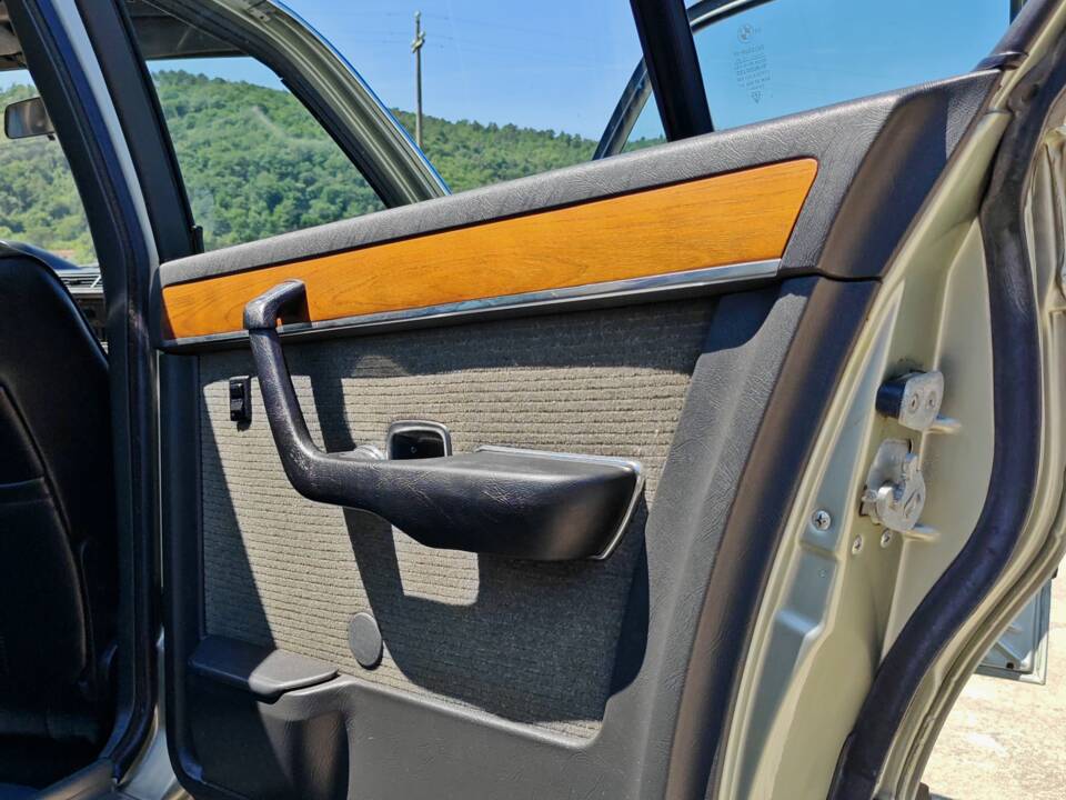 Bild 37/50 von BMW 745i (1982)