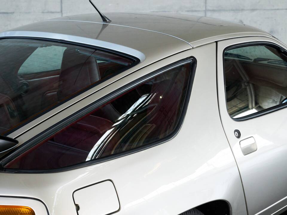 Image 32/50 of Porsche 928 GT (1989)