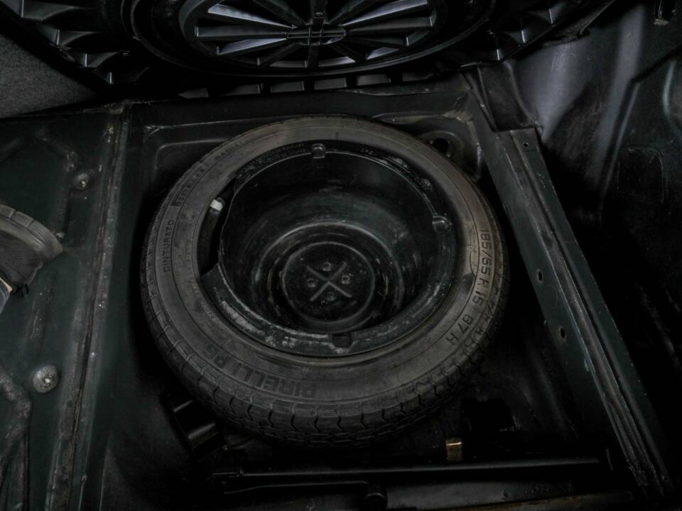 Image 42/50 of Mercedes-Benz 200 (1986)