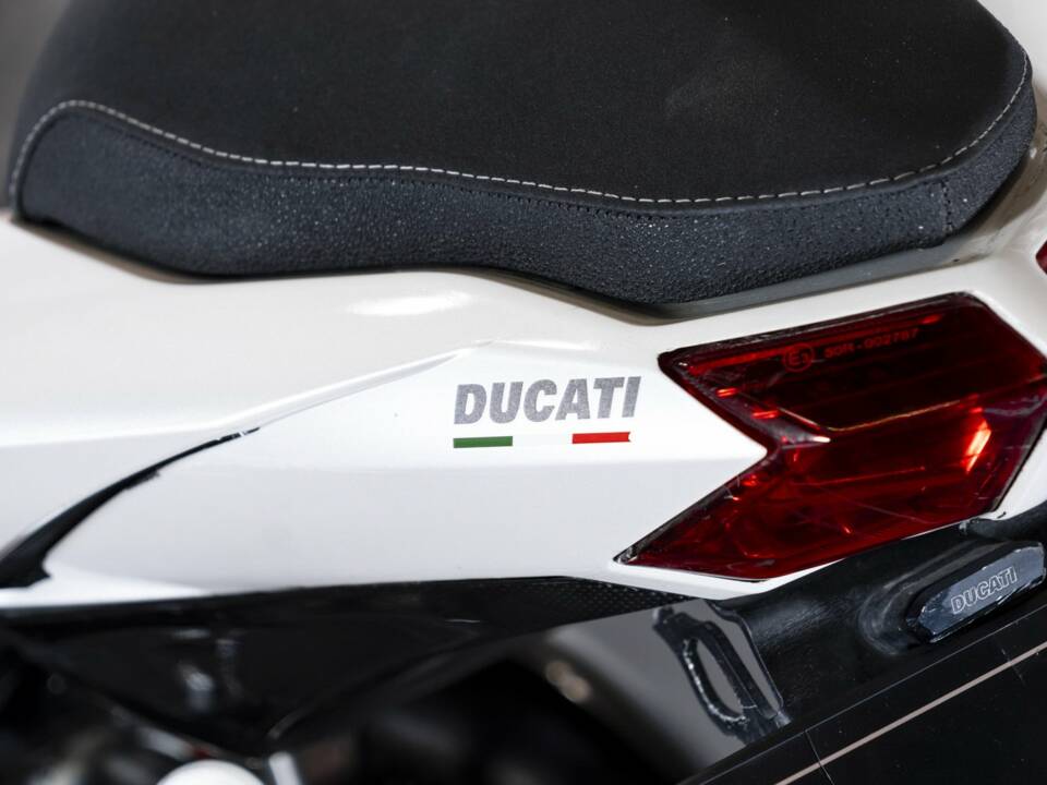 Image 16/50 of Ducati DUMMY (2010)