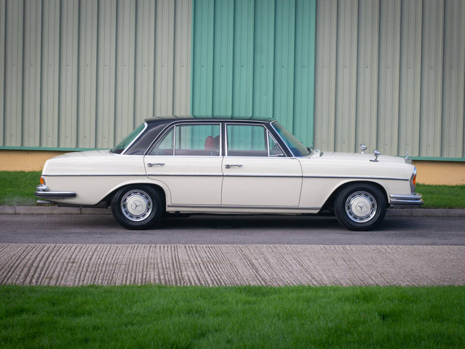 Image 4/34 de Mercedes-Benz 280 SE (1969)