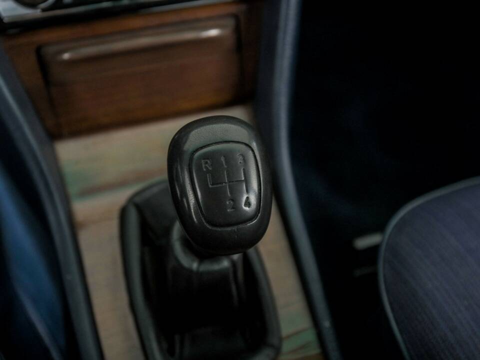 Image 37/50 of Mercedes-Benz 200 (1986)