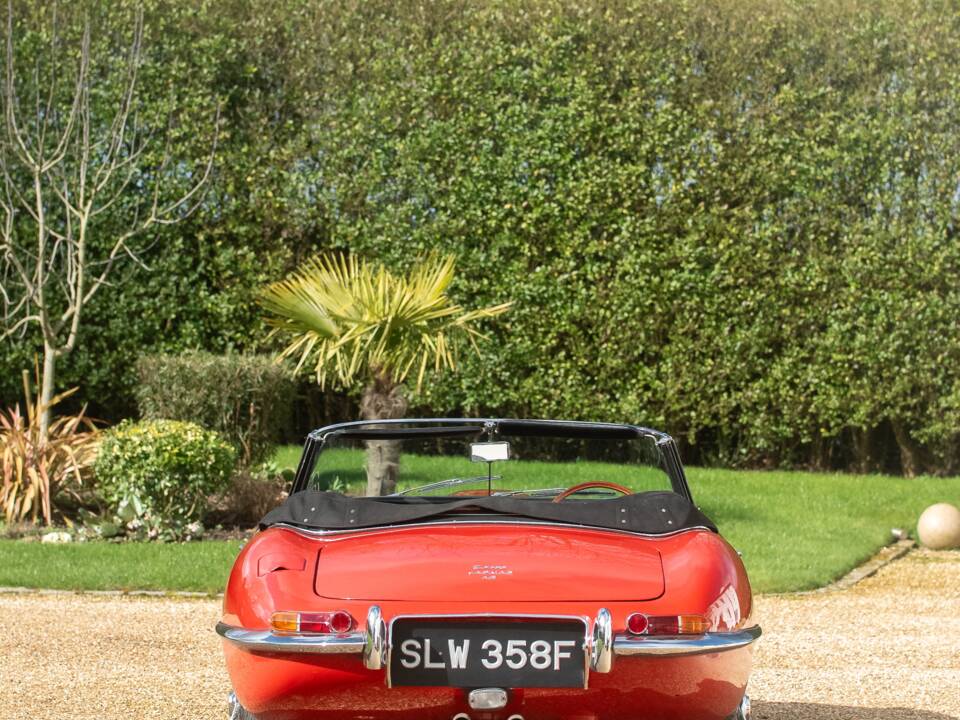 Image 8/50 de Jaguar E-Type (1967)