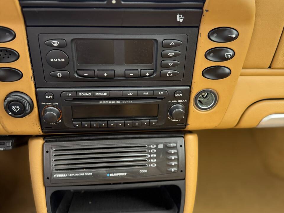 Image 24/42 de Porsche 911 Carrera 4S (2003)